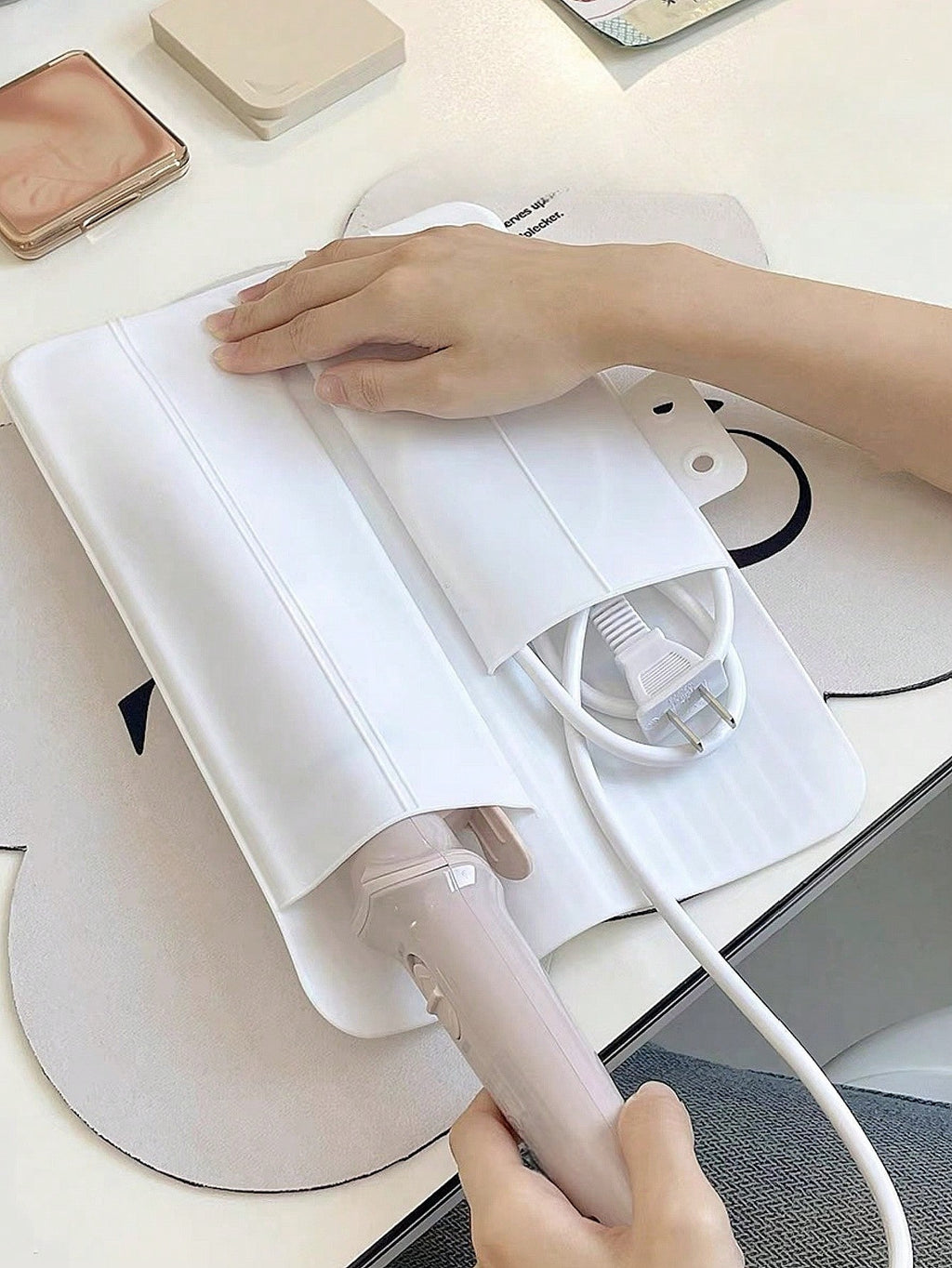 シリコン耐熱マット ストレートアイアン保護カバー デリケートシンプルデザイン 複数色 ポータブル トラベル用 熱絶縁機能付き