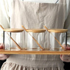 スプーンとウッドラック付きスパイス瓶3つセット、300mlの高品質ガラス調味料容器、蓋付き、塩・こしょう・砂糖ストレージオーガナイザー、トンネルとラベルが付属