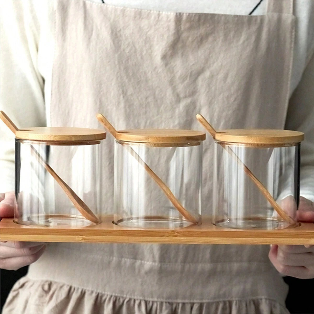 スプーンとウッドラック付きスパイス瓶3つセット、300mlの高品質ガラス調味料容器、蓋付き、塩・こしょう・砂糖ストレージオーガナイザー、トンネルとラベルが付属