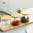 スプーンとウッドラック付きスパイス瓶3つセット、300mlの高品質ガラス調味料容器、蓋付き、塩・こしょう・砂糖ストレージオーガナイザー、トンネルとラベルが付属