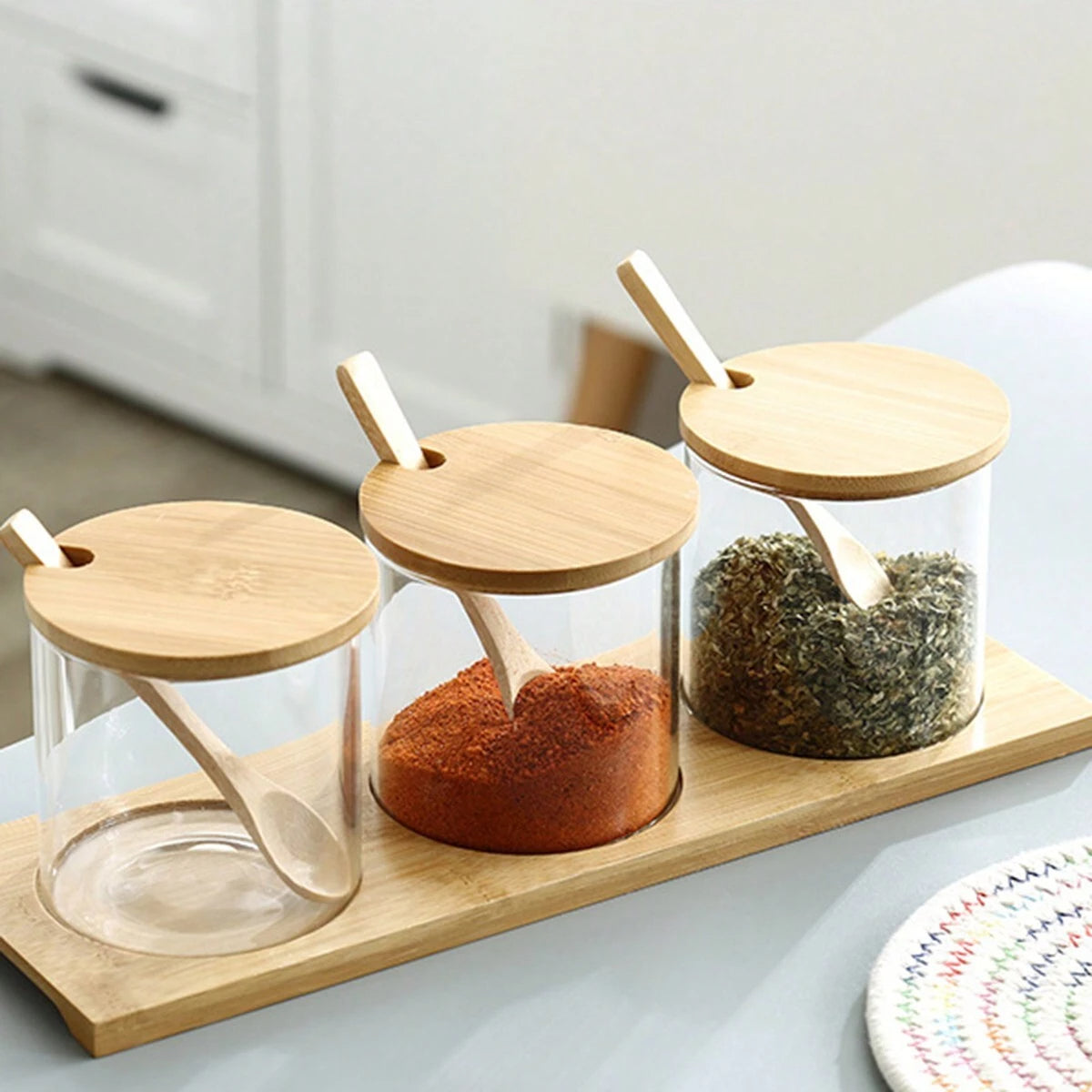 スプーンとウッドラック付きスパイス瓶3つセット、300mlの高品質ガラス調味料容器、蓋付き、塩・こしょう・砂糖ストレージオーガナイザー、トンネルとラベルが付属