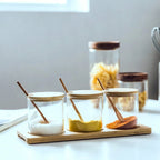 スプーンとウッドラック付きスパイス瓶3つセット、300mlの高品質ガラス調味料容器、蓋付き、塩・こしょう・砂糖ストレージオーガナイザー、トンネルとラベルが付属