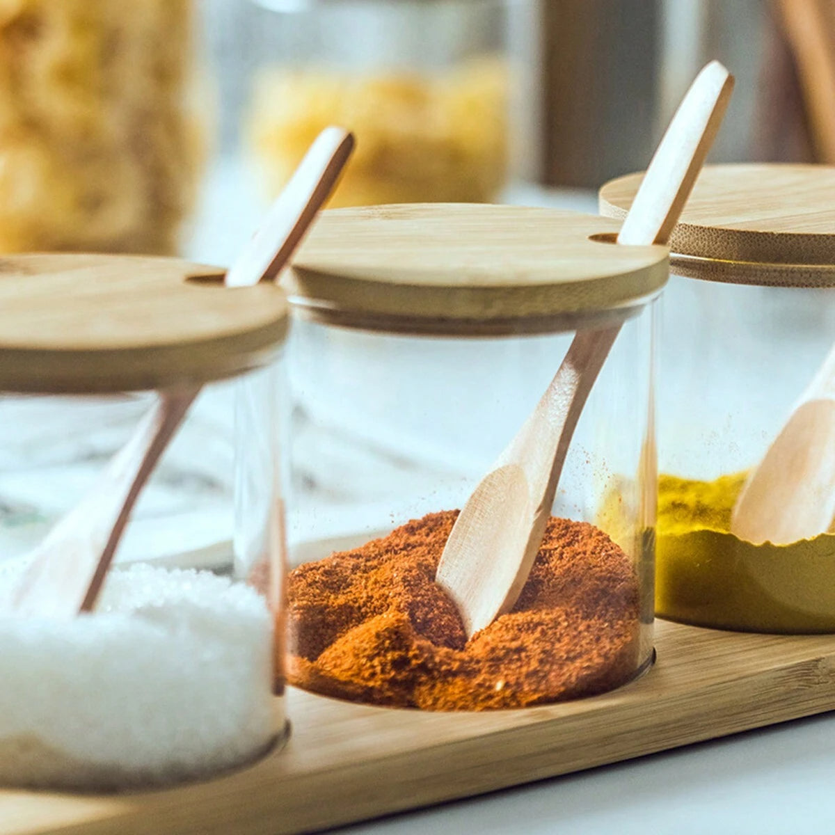 スプーンとウッドラック付きスパイス瓶3つセット、300mlの高品質ガラス調味料容器、蓋付き、塩・こしょう・砂糖ストレージオーガナイザー、トンネルとラベルが付属